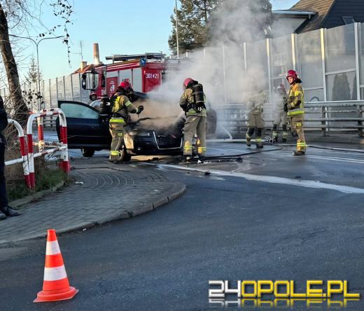 Opole. Pożar samochodu na wiadukcie kolejowym przy ul. Kowalczyków