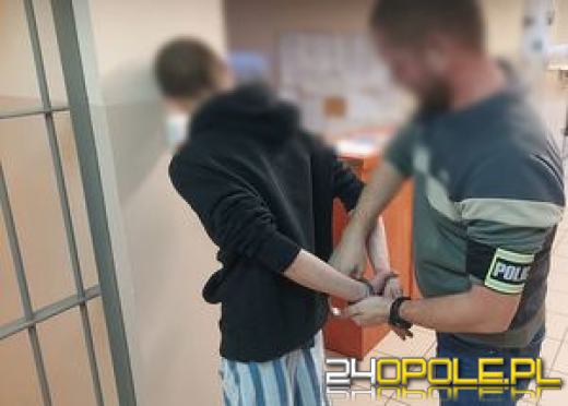 Zatrzymania po rozboju w Praszce. Sprawcy grozili przemocą w sklepie