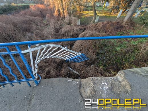 Wypadek na ul. Opolskiej w Luboszycach. Uszkodzona balustrada mostu