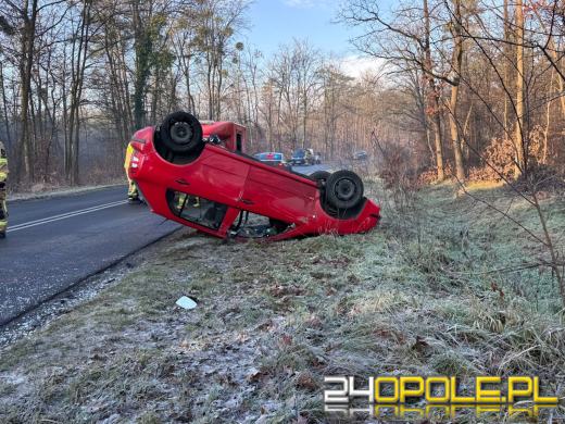 Dachowanie w Miedzianej. Jedna osoba trafiła do szpitala po porannym zdarzeniu drogowym