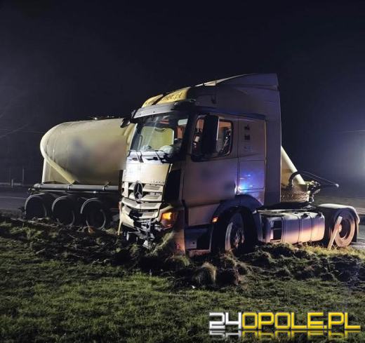 Samochód ciężarowy uszkodził słup energetyczny na DK-39