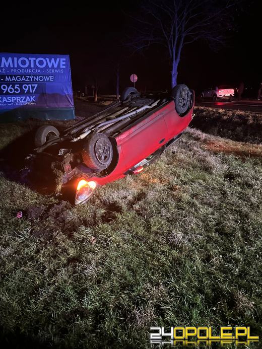 Samochód dachował między Dobrzeniem Wielkim a Chróścicami. Kierowca trafił do szpitala