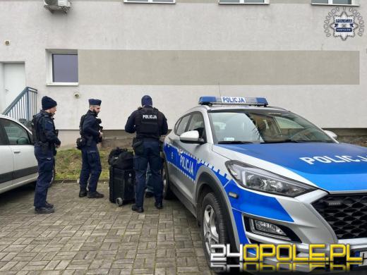 Podejrzana torba przy budynku w Namysłowie