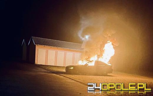 Podpalili BMW na osiedlowym parkingu. Para zatrzymana przez policję