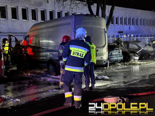 Pożar czterech pojazdów na ulicy Wspólnej. Na miejscu sześć zastępów