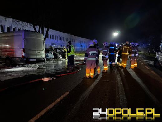 Pożar czterech pojazdów na ulicy Wspólnej. Na miejscu sześć zastępów