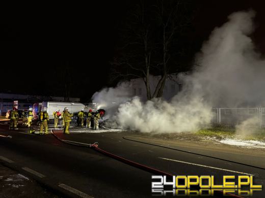 Pożar czterech pojazdów na ulicy Wspólnej. Na miejscu sześć zastępów