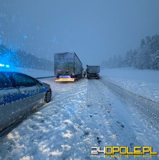Jeden tir, śnieg i wielogodzinny paraliż. Kierowcy uwięzieni nawet 14 godzin. Apel policji