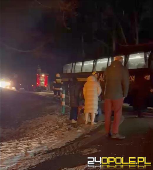 Zderzenie autobusu i dwóch samochodów osobowych- trzy osoby poszkodowane