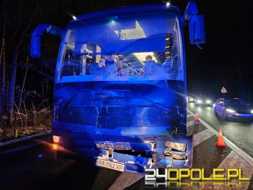 Zderzenie autobusu i dwóch samochodów osobowych- trzy osoby poszkodowane