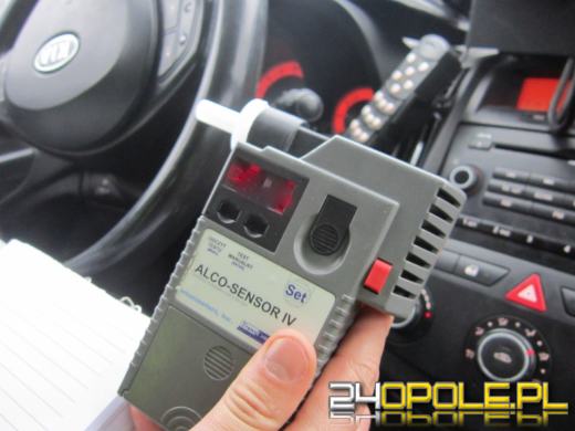 Nietrzeźwy kierowca uderzył w ogrodzenie i odjechał - został zatrzymany dzięki reakcji świadka