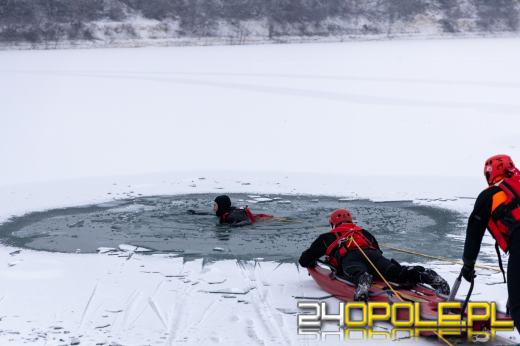 Jak się zachować, gdy załamie się pod Tobą lód? Kluczowe kroki mogą uratować życie