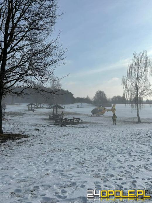 Wypadek łyżwiarza na zamarzniętym jeziorze w Dębowej. Interweniowały służby