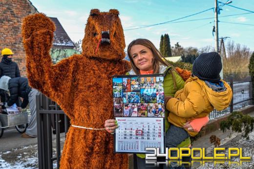 Wodzenie Niedźwiedzia w gminie Dąbrowa. Noworoczna tradycja w Niewodnikach