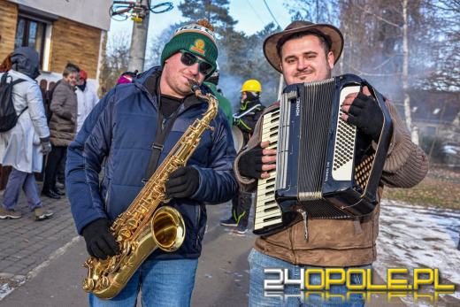 Wodzenie Niedźwiedzia w gminie Dąbrowa. Noworoczna tradycja w Niewodnikach