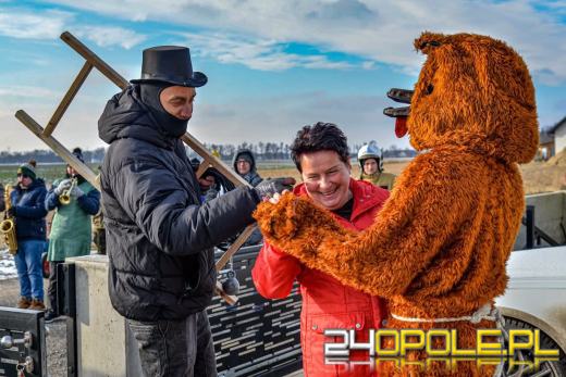 Wodzenie Niedźwiedzia w gminie Dąbrowa. Noworoczna tradycja w Niewodnikach