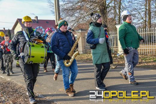 Wodzenie Niedźwiedzia w gminie Dąbrowa. Noworoczna tradycja w Niewodnikach