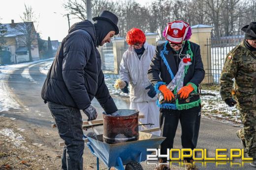Wodzenie Niedźwiedzia w gminie Dąbrowa. Noworoczna tradycja w Niewodnikach