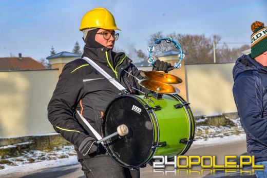 Wodzenie Niedźwiedzia w gminie Dąbrowa. Noworoczna tradycja w Niewodnikach