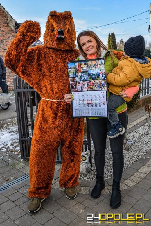 Wodzenie Niedźwiedzia w gminie Dąbrowa. Noworoczna tradycja w Niewodnikach