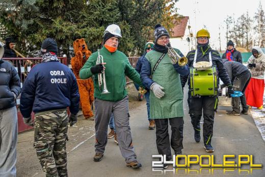 Wodzenie Niedźwiedzia w gminie Dąbrowa. Noworoczna tradycja w Niewodnikach