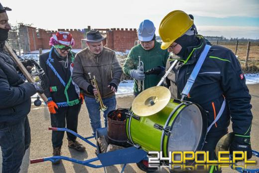 Wodzenie Niedźwiedzia w gminie Dąbrowa. Noworoczna tradycja w Niewodnikach