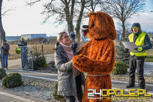 Wodzenie Niedźwiedzia w gminie Dąbrowa. Noworoczna tradycja w Niewodnikach