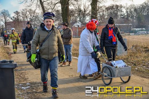 Wodzenie Niedźwiedzia w gminie Dąbrowa. Noworoczna tradycja w Niewodnikach