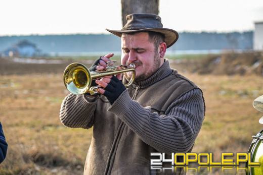 Wodzenie Niedźwiedzia w gminie Dąbrowa. Noworoczna tradycja w Niewodnikach