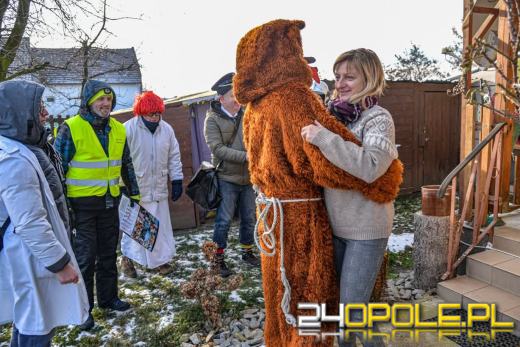 Wodzenie Niedźwiedzia w gminie Dąbrowa. Noworoczna tradycja w Niewodnikach