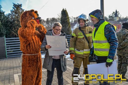 Wodzenie Niedźwiedzia w gminie Dąbrowa. Noworoczna tradycja w Niewodnikach