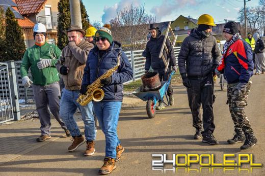 Wodzenie Niedźwiedzia w gminie Dąbrowa. Noworoczna tradycja w Niewodnikach