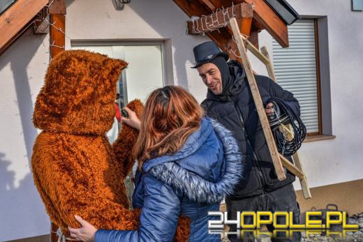 Wodzenie Niedźwiedzia w gminie Dąbrowa. Noworoczna tradycja w Niewodnikach