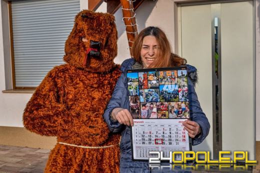 Wodzenie Niedźwiedzia w gminie Dąbrowa. Noworoczna tradycja w Niewodnikach