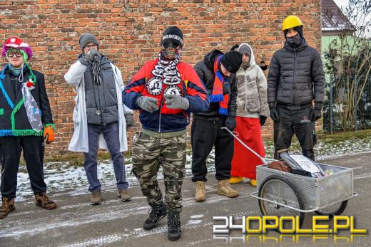 Wodzenie Niedźwiedzia w gminie Dąbrowa. Noworoczna tradycja w Niewodnikach