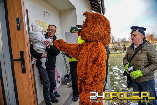 Wodzenie Niedźwiedzia w gminie Dąbrowa. Noworoczna tradycja w Niewodnikach