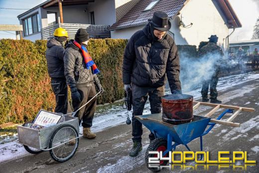 Wodzenie Niedźwiedzia w gminie Dąbrowa. Noworoczna tradycja w Niewodnikach