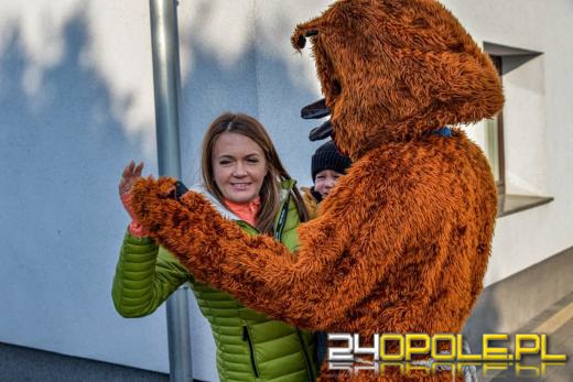 Wodzenie Niedźwiedzia w gminie Dąbrowa. Noworoczna tradycja w Niewodnikach