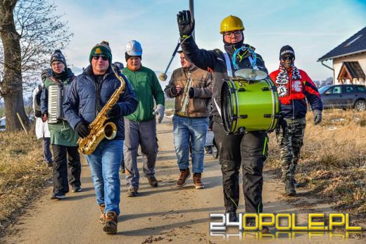 Wodzenie Niedźwiedzia w gminie Dąbrowa. Noworoczna tradycja w Niewodnikach