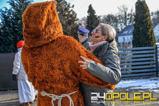 Wodzenie Niedźwiedzia w gminie Dąbrowa. Noworoczna tradycja w Niewodnikach