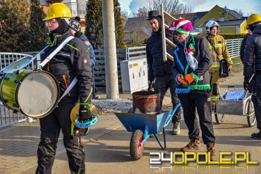 Wodzenie Niedźwiedzia w gminie Dąbrowa. Noworoczna tradycja w Niewodnikach