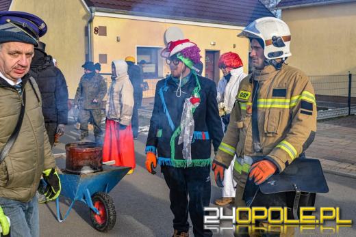 Wodzenie Niedźwiedzia w gminie Dąbrowa. Noworoczna tradycja w Niewodnikach