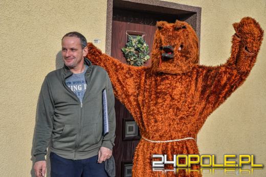 Wodzenie Niedźwiedzia w gminie Dąbrowa. Noworoczna tradycja w Niewodnikach