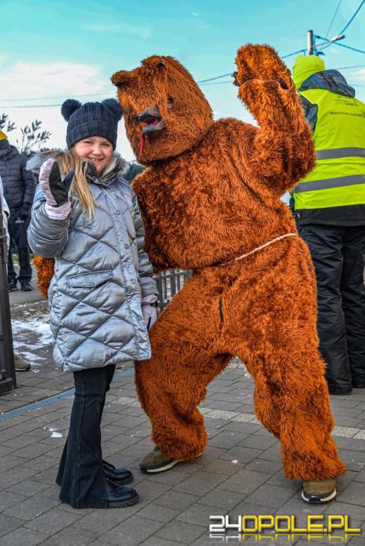 Wodzenie Niedźwiedzia w gminie Dąbrowa. Noworoczna tradycja w Niewodnikach