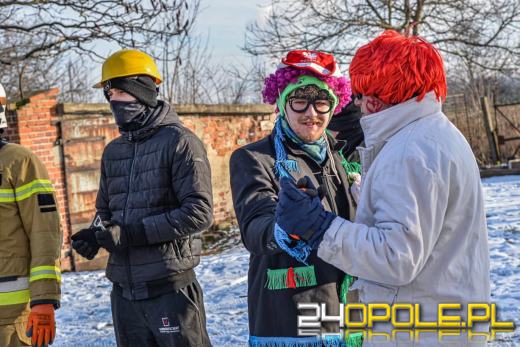 Wodzenie Niedźwiedzia w gminie Dąbrowa. Noworoczna tradycja w Niewodnikach