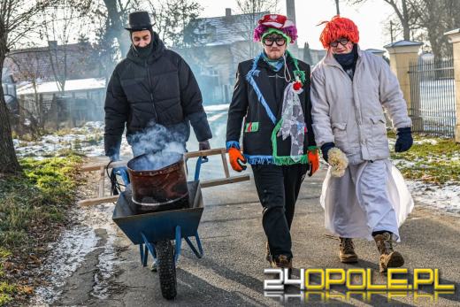 Wodzenie Niedźwiedzia w gminie Dąbrowa. Noworoczna tradycja w Niewodnikach