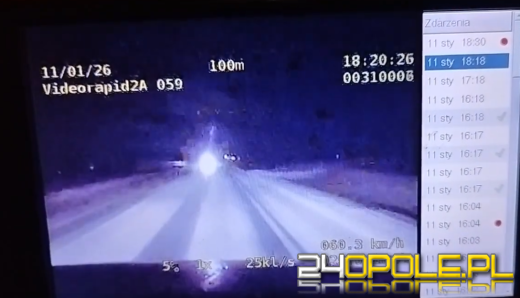  Niebezpieczna podróż hulajnogą w zimowych warunkach (WIDEO)