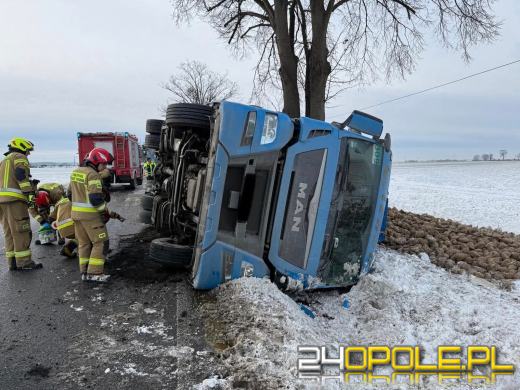 Ciężarówka  przewróciła się na DK40. Kierowca zabrany do szpitala