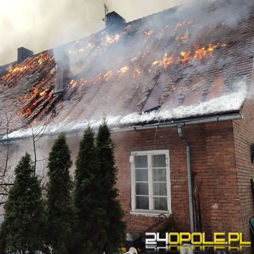 Pożar budynku mieszkalnego w Kluczborku. Cztery osoby ewakuowane