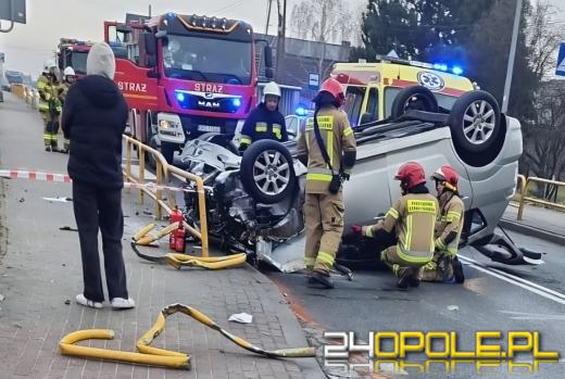 Dachowanie w Źlinicach. Droga krajowa nr 45 zablokowana (Aktualizacja)